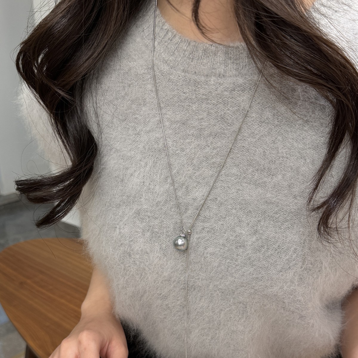 Aurora Colorful Pearl Pendant, Snake Bone Pulling Necklace, Simple Women's Light Luxury Style Sweater Chain