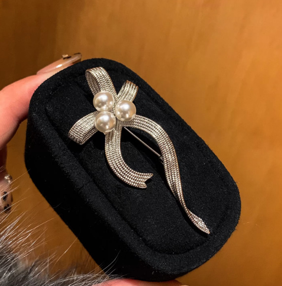 French Retro Pearl Ribbon Bow Brooch, Light Luxury Brooch, Autumn And Winter Sweater Chest Flower