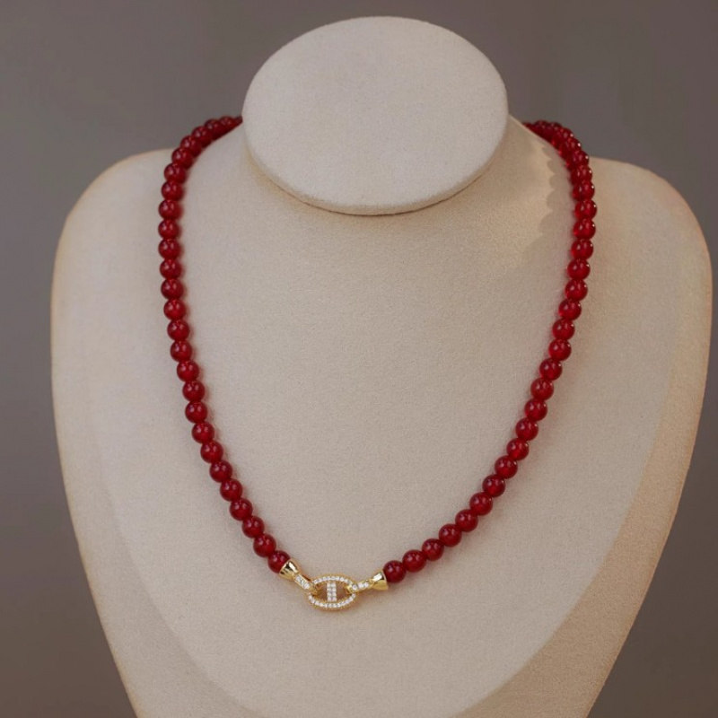 Natural Red Agate Gold Full Diamond Pig Nose Necklace For Women With A High-End And Elegant New Year's Decoration